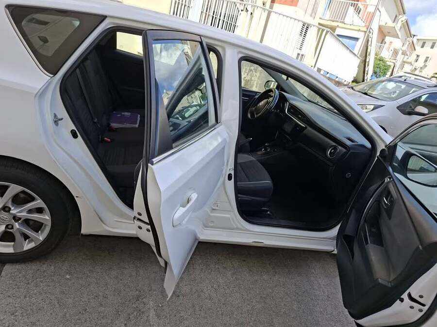 Toyota auris hybride essence automatique (Photo 2)