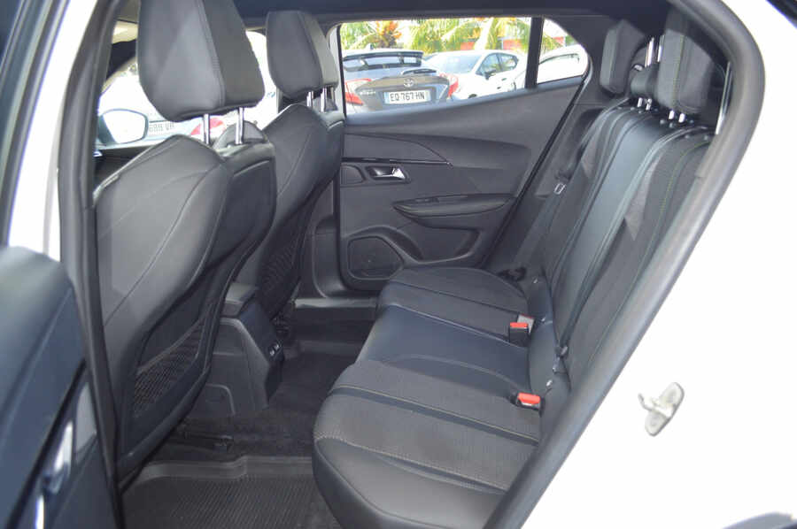 Peugeot 2008 1,2L 155 SetS Eat8 Gt (Photo 12)